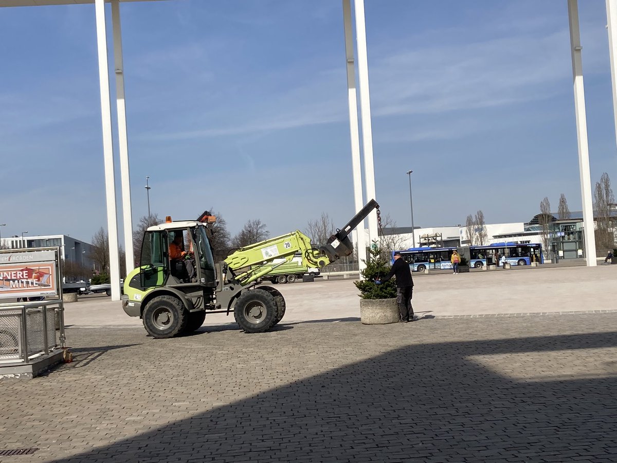 sonjaapp's tweet photo. Am Donnerstag hätte unser #Osterbaum in der Messestadt Riem in #München fast dieses Schicksal erlitten. Aber ich habe um ihn „gekämpft“ und ihn mit vollem Körpereinsatz geschützt. 😉 Nun darf er sogar bis Mai stehen bleiben. 😊#MessestadtRiem #Ostern #Ostereier #Osterdeko https://t.co/a8GVVbn480