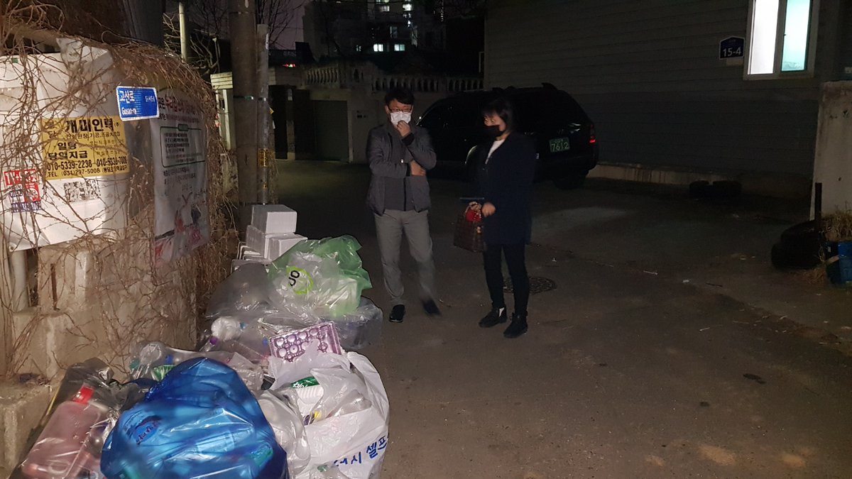 지난 한 주간 고색동 쓰레기 무단투기 발생지역을 대상으로 동 직원과 관할 통장님이 함께  감시하였습니다.  주민들분들께서는 깨끗한 평동을 만들기위해 꼭 내 집앞 배출 및 생활폐기물 분리배출을 잘 지켜주시길 바랍니다.
※사진에 나오신 분들은 무단투기자가 아닙니다.