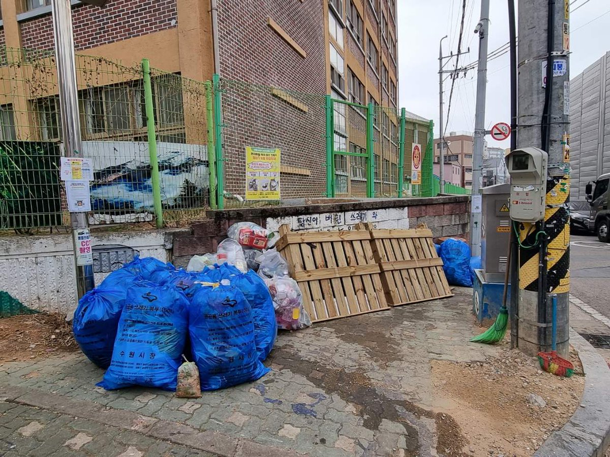 오목천동 시온교회 옆 분리수거장에 쓰레기 무단투기 및 재활용품 미 분리배출이 빈번하게 발생하고 있습니다. 관할통장님 및 지역 주민분들께서 지난 금요일 힘들게 치우셨으니 꼭 생활폐기물 내 집앞 배출 및 분리배출을 준수해 주시길 바랍니다.