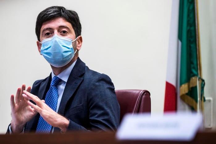 sole24ore's tweet photo. #Coronavirus, ultime notizie: #Speranza: «Estate con meno limitazioni e viaggi con il pass vaccinale» https://t.co/CGV22d13go https://t.co/MKlmQgvtNm