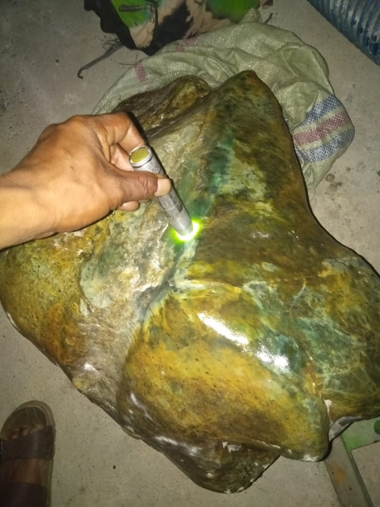 JohnMcback's tweet photo. FOR SELL

NEFRITE JADE FROM ACEH

WEIGHT 120 KG

Di Jual 
Giok Aceh nefrite pucuk pisang
Berat 120 kg

INTEREST
Minat
Whatsup +62 812 6582 7582 https://t.co/JJsQgH0lTz