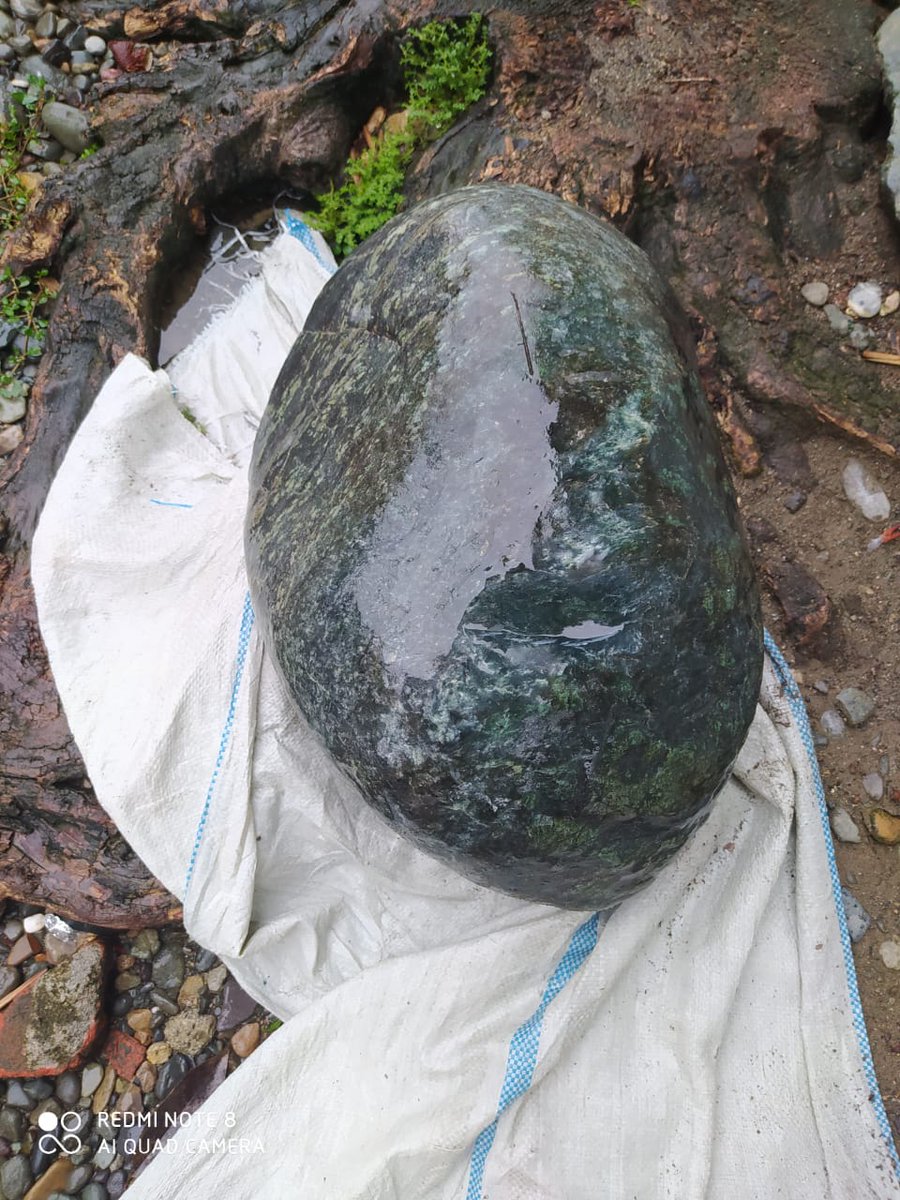 JohnMcback's tweet photo. FOR SELL

NEFRITE JADE DARK GREEN FROM ACEH

WEIGHT 55 KG

Di Jual 
Giok Aceh nefrite hijau gelap
Berat 55 kg

INTEREST
Minat
Whatsup +62 812 6582 7582 https://t.co/puq6YRMdFH
