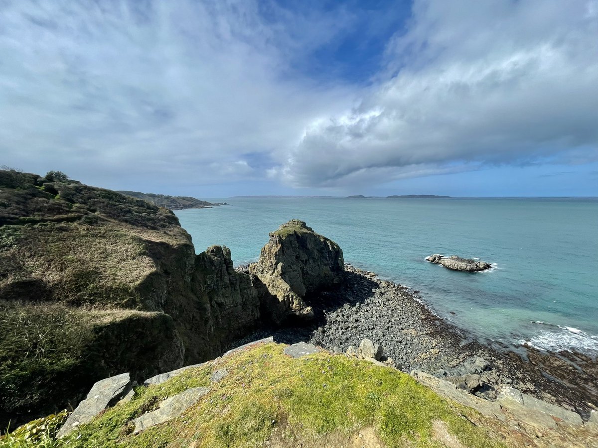Jessisawanderer's tweet image. Yesterday's trip to Sark was just delightful. A spot of swimming, a twelve mile walk and the bluest of skies. Only 4 days until the next weekend 😍 #Sark #Guernsey #weekendlife
