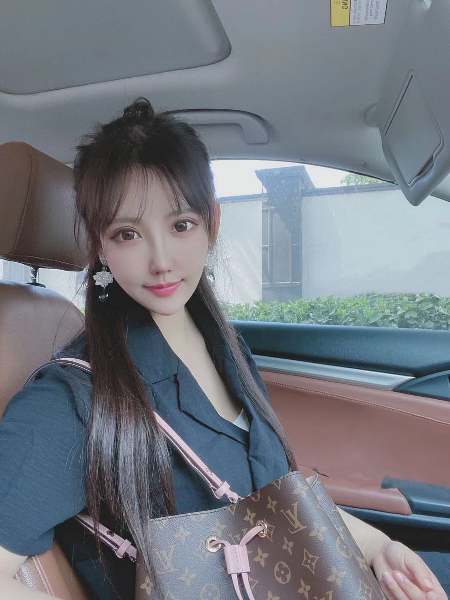 joy42297758's tweet photo. 两个妹妹 成都开工 https://t.co/WpABqhzWyF