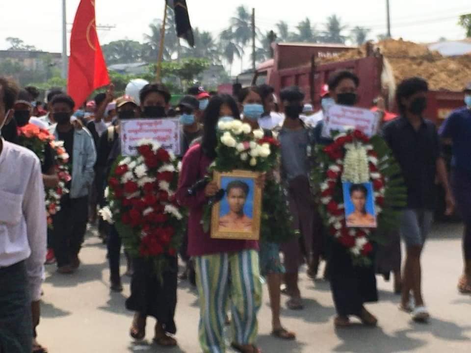 IrrawaddyNews's tweet photo. The funeral of a student union member shot dead on Saturday was cracked down by junta’s police and soldiers at Bago Region’s Phaya-Gyi Town on Sunday morning. Security forces tried to arrest attendees of the funeral too.

Photo: CJ

#whatshappeninginmyanmar https://t.co/bDIFZHWJW8