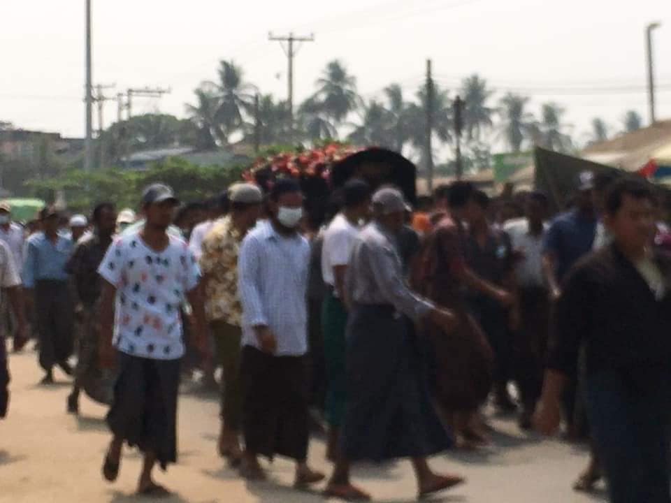 IrrawaddyNews's tweet photo. The funeral of a student union member shot dead on Saturday was cracked down by junta’s police and soldiers at Bago Region’s Phaya-Gyi Town on Sunday morning. Security forces tried to arrest attendees of the funeral too.

Photo: CJ

#whatshappeninginmyanmar https://t.co/bDIFZHWJW8