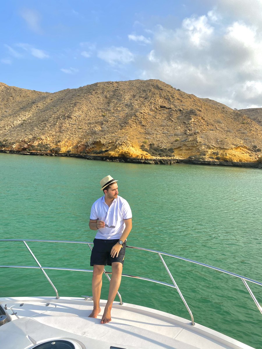 أذا أردت ان تكون سعيداً
كن قليل الكلام ، كثير التجاهل ."