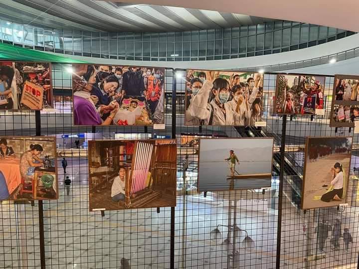 MoeYu20's tweet photo. We will never forget this debt of gratitude. Thank you, #South_Korea !
At Suwon Station, SouthKorea 
photos of Myanmar people protesting against Military Coup are exhibited now. 

JUNTA MASSACRE 
#Mar28Coup
#WhatsHappeningInMyanmar https://t.co/DphccwEqm5