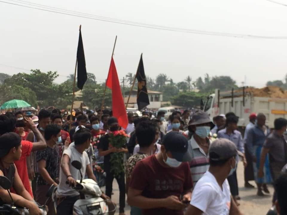 IrrawaddyNews's tweet photo. The funeral of a student union member shot dead on Saturday was cracked down by junta’s police and soldiers at Bago Region’s Phaya-Gyi Town on Sunday morning. Security forces tried to arrest attendees of the funeral too.

Photo: CJ

#whatshappeninginmyanmar https://t.co/bDIFZHWJW8