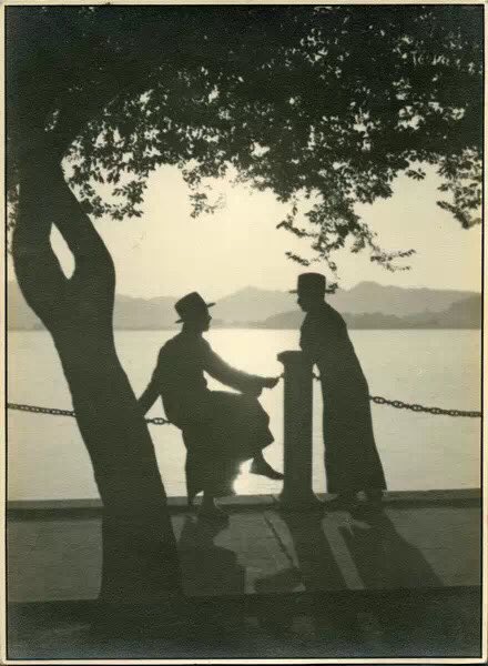 tongbingxue's tweet photo. Along the West Lake, 
Hangzhou, SE China’s Zhejiang Province, 1935.
©️Chinese photographer Luo Bonian. https://t.co/DpjOnQobHi