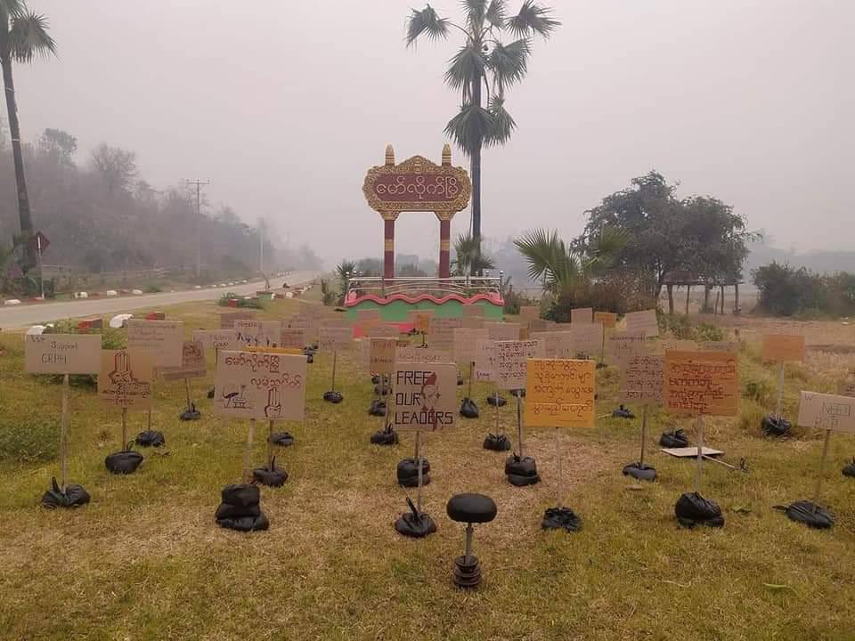 MoeYu20's tweet photo. non Human Strike against military dictatorship in MawLike city today.
"No voices were raised, no flags were flown" , JUNTA MASSACRE 
#Mar28Coup
#WhatsHappeningInMyanmar https://t.co/jOzvCYdHIX