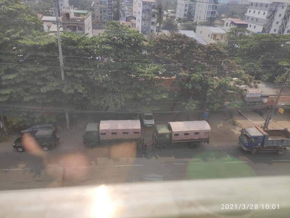 MoeYu20's tweet photo. Terrorists raided Tharketa,YGN , opened fire, burned down barricades and destroyed the houses and properties of ppl today.
There were also many injured civilians there as terrorists brutally attacked Tharketa last night.
JUNTA MASSACRE

#Mar28Coup
#WhatsHappeningInMyanmar https://t.co/Tv7tCTriZB