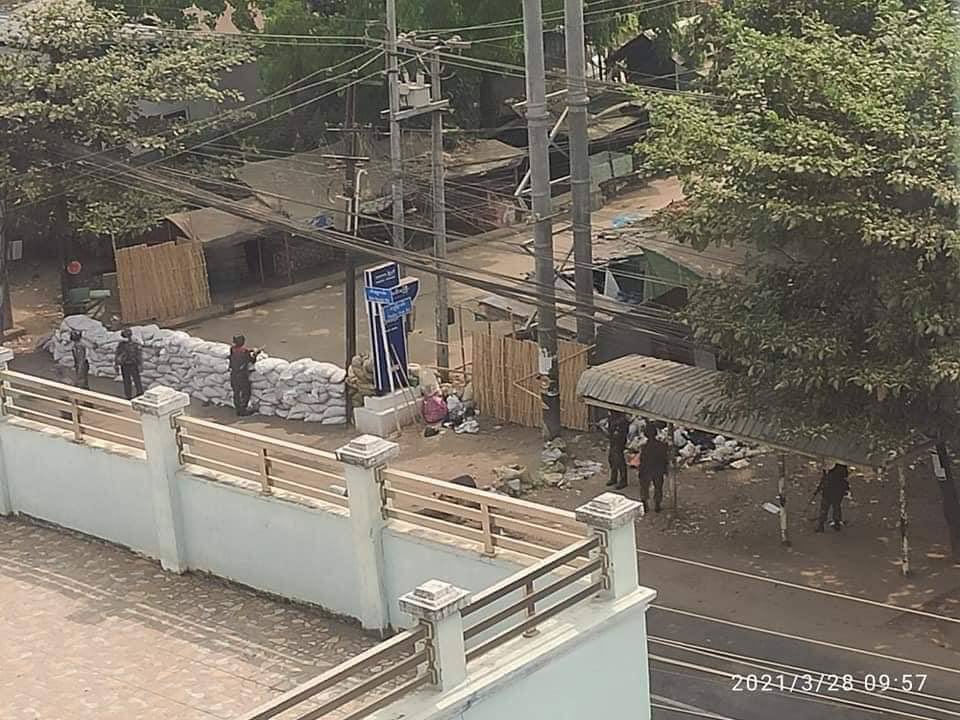 MoeYu20's tweet photo. Terrorists raided Tharketa,YGN , opened fire, burned down barricades and destroyed the houses and properties of ppl today.
There were also many injured civilians there as terrorists brutally attacked Tharketa last night.
JUNTA MASSACRE

#Mar28Coup
#WhatsHappeningInMyanmar https://t.co/Tv7tCTriZB
