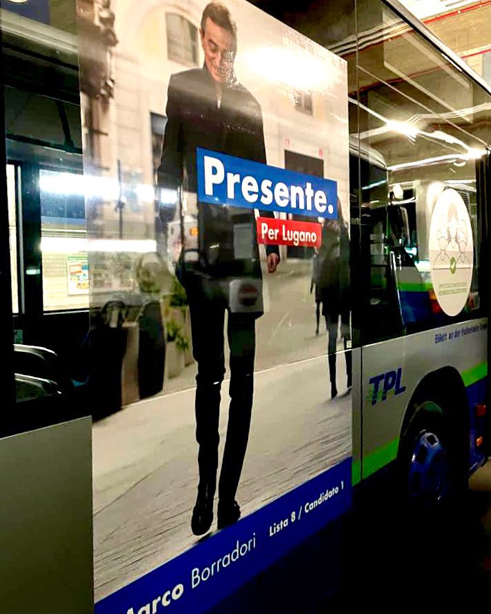 Strano vedermi sul finestrino di un bus.
Dopo tante campagne non mi sono ancora abituato
Mi sento parte integrante della città e faccio di tutto per essere sempre presente per Lugano, mettendoci la faccia.
L’impegno è massimo anche se quest’anno manca la relazione diretta con voi