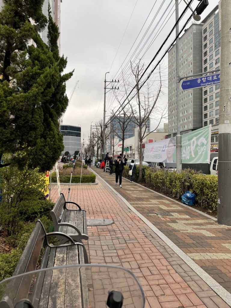 오랜마네 퇴근길감성좀 채워볼까 했더니만 인터뷰도 없노 시바꺼