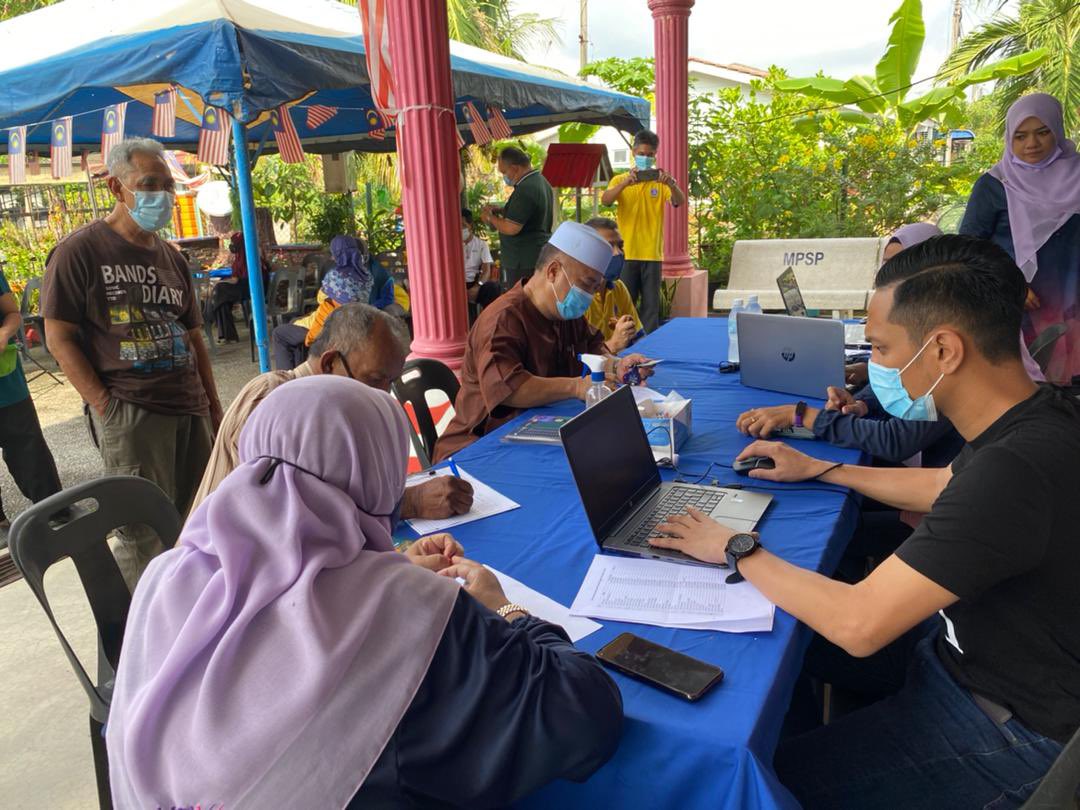afifbahardin's tweet photo. Hari ini Pusat Khidmat Rakyat ADUN Seberang Jaya telah membuka Kaunter Bergerak Pendaftaran COVID-19 di Dewan KRT Taman Guar Perahu. Program ini bertujuan memastikan penduduk Seberang Jaya mendaftarkan diri bagi mendapatkan vaksin di bawah Program Imunisasi COVID-19 Kebangsaan. https://t.co/KjpJhEbq1d
