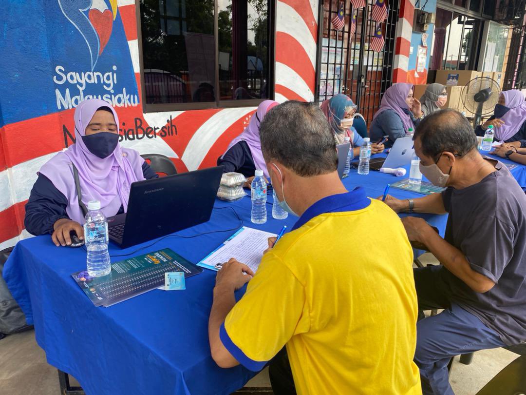 afifbahardin's tweet photo. Hari ini Pusat Khidmat Rakyat ADUN Seberang Jaya telah membuka Kaunter Bergerak Pendaftaran COVID-19 di Dewan KRT Taman Guar Perahu. Program ini bertujuan memastikan penduduk Seberang Jaya mendaftarkan diri bagi mendapatkan vaksin di bawah Program Imunisasi COVID-19 Kebangsaan. https://t.co/KjpJhEbq1d