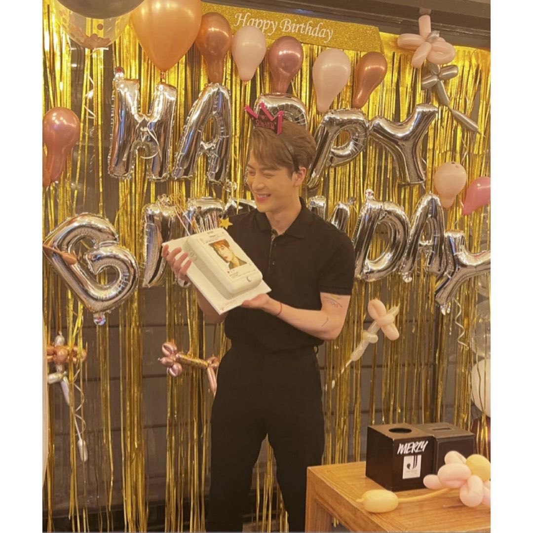 jackson_moon2's tweet photo. 今年も素敵なセンイルを過ごせてるようで幸せです。ジェクスンおめでとう🥺🥺

#HAPPYJACKSONDAY 
#KingJacksonDay https://t.co/cCkHeBpjjk