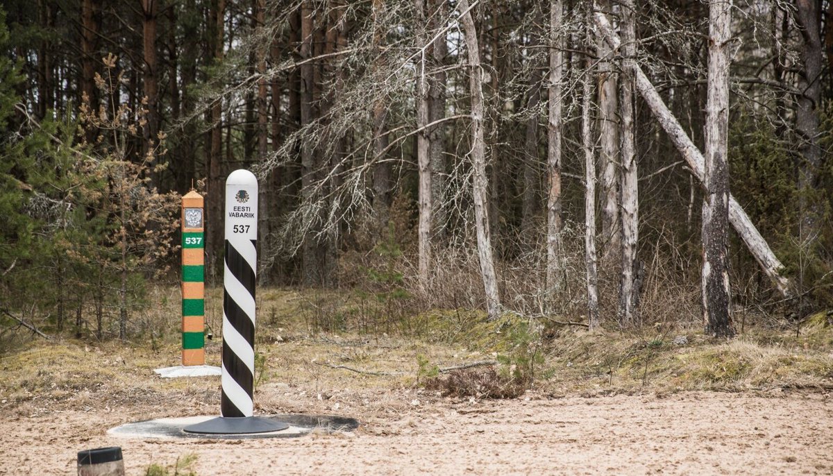Pillandia's tweet photo. |EE| Värska piirialadel.
|EN| Borderland between Estonia (black and white pole) 🇪🇪 and Russia (red and green pole) 🇷🇺 in Värska (Setomaa Parish, Põlva County).
Photo: 2017.
https://t.co/BMcpfs9xca
#Eesti #Estonia #Setomaa #Setumaa #Россия https://t.co/FDPGoZnyoP