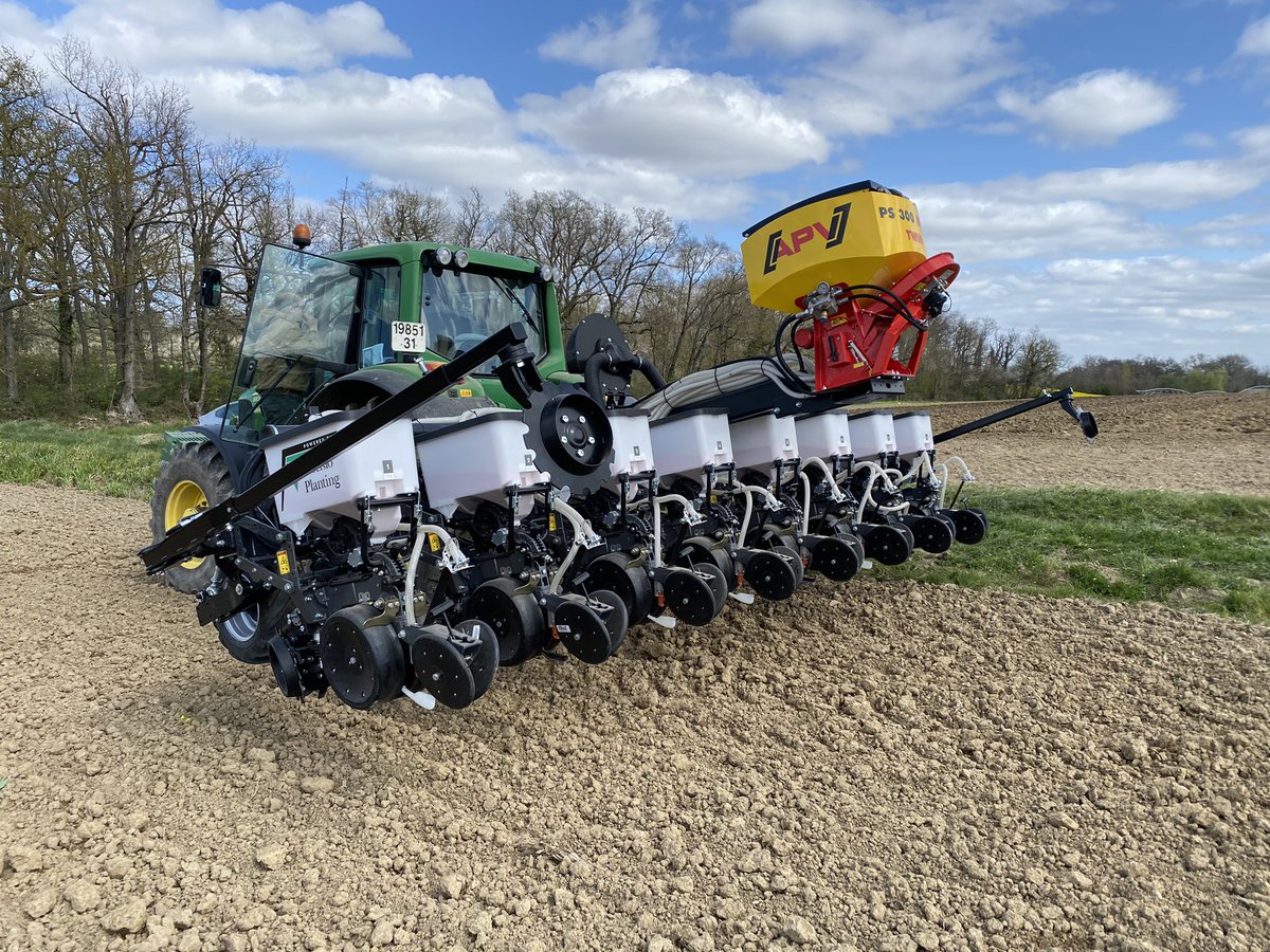 C’est partie ! Première mise en route de la saison avec @PrecisionBenoit dans le sud toulousain, le 8rangs precision planting redoutable de précision 👌🏻 <a href="/PrecisionPlant/">Precision Planting</a> <a href="/HorizonAgri/">Horizon Agricultural Machinery Ltd</a>