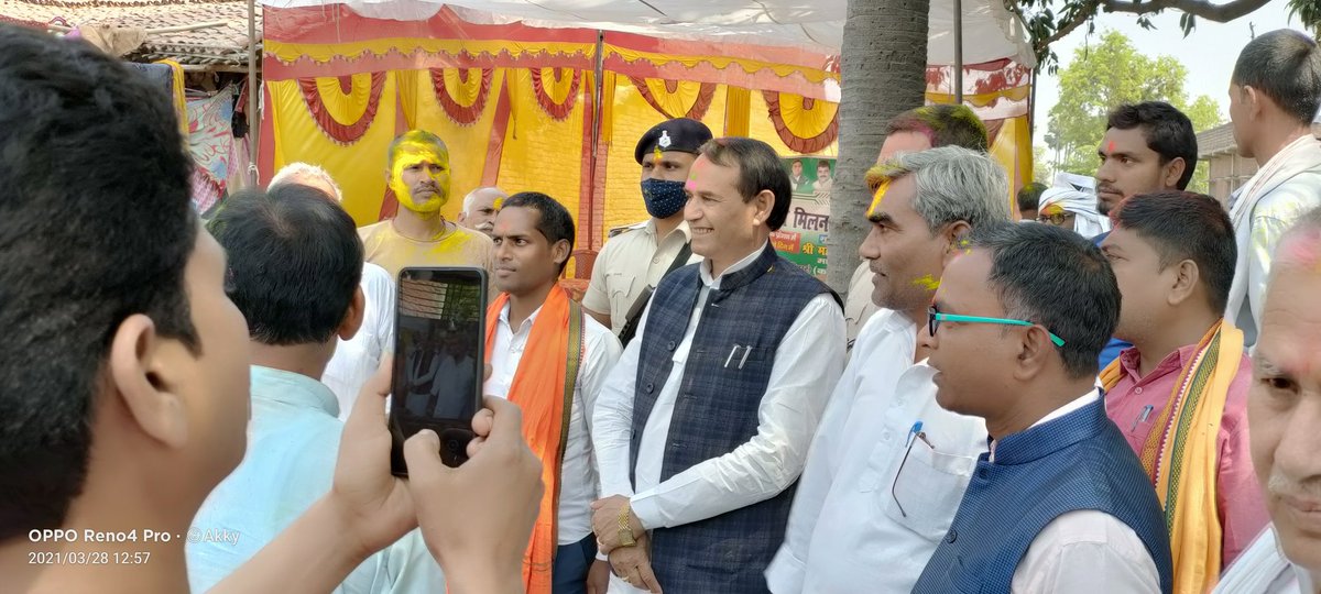 आज दिनाँक 28/03/2021 को काराकाट संसदीय क्षेत्र के ओबरा विधानसभा के ओबरा में विधानसभा स्तरीय बैठक में भाग लेते तथा कोरोना महामारी से बचते हुए दो गज दूरी मास्क है जरूरी के तहत होली मनाने का अपील करते हुए काराकाट के लोकप्रिय सांसद  श्री महाबली सिंह साथ मे राजग के कार्यकर्ता |