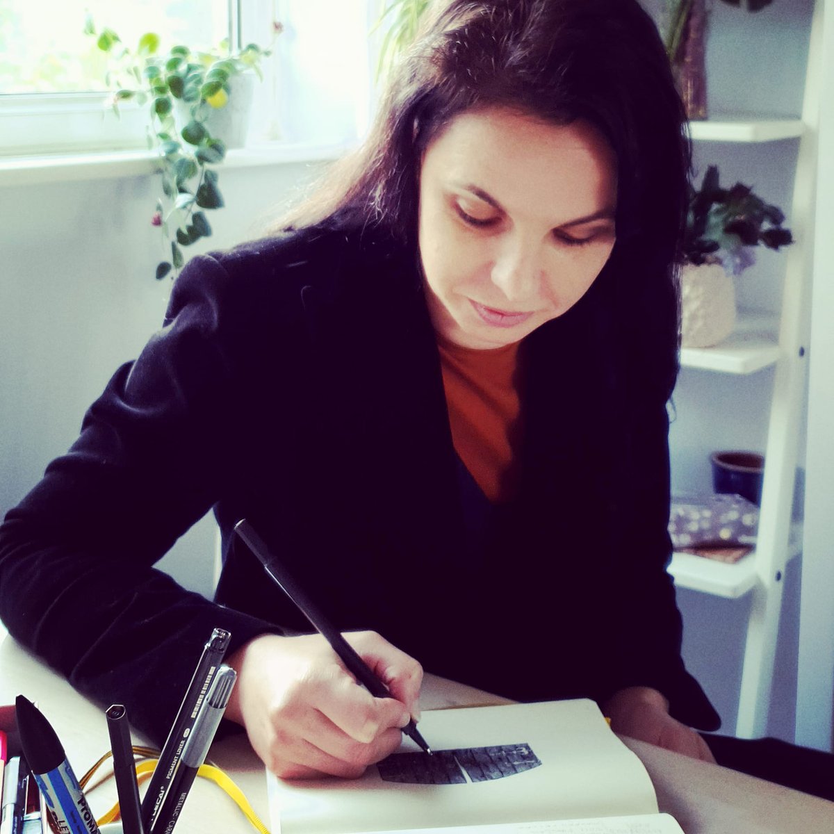 By starting the design process by hand means we're able to create unique designs that no one else has! Also a lot more rewarding for us artistically. Whoop whoop 🥂 Aline Nienaber, creative director of Hill and Sky 💗