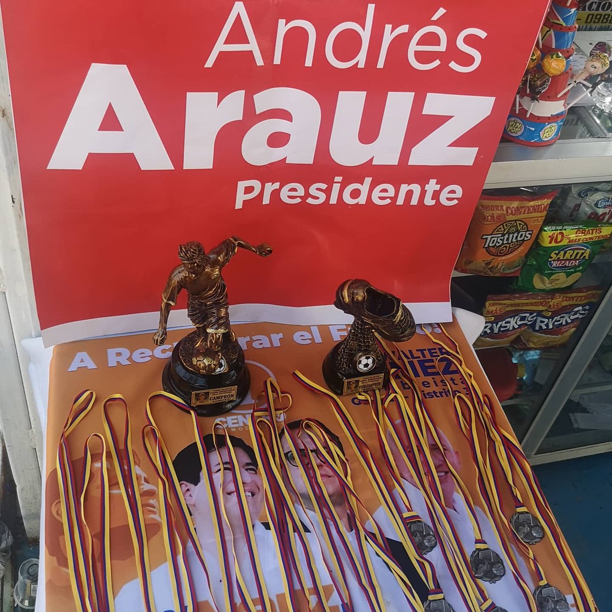wgomezr's tweet photo. Este #27marzo #DistritoTresGuayas realizó #ElCampeonatoDeLaEsperanza, evento dirigido a jóvenes aficionados al fútbol, liderado x  #BrigadistasDeLaEsperanza. Transmitimos la importancia q el gobierno de @ecuarauz mantendrá con este grupo poblacional.
#AndresArauzPresidente2021 https://t.co/iHCZcIj73t