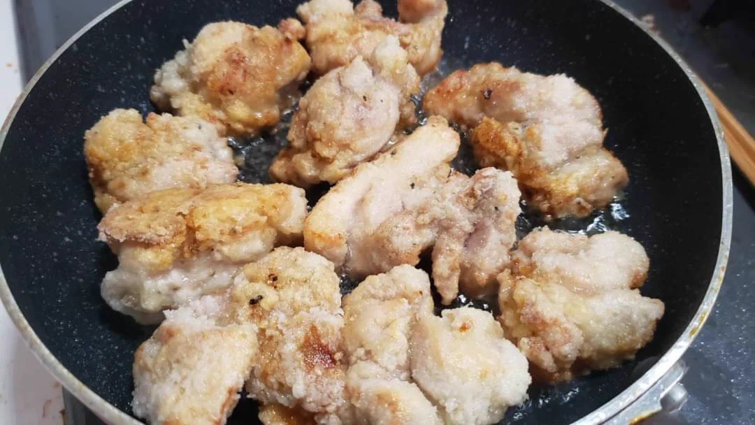 ごはんにとってもよく合いそう！ヤンニョムチキンの作り方！