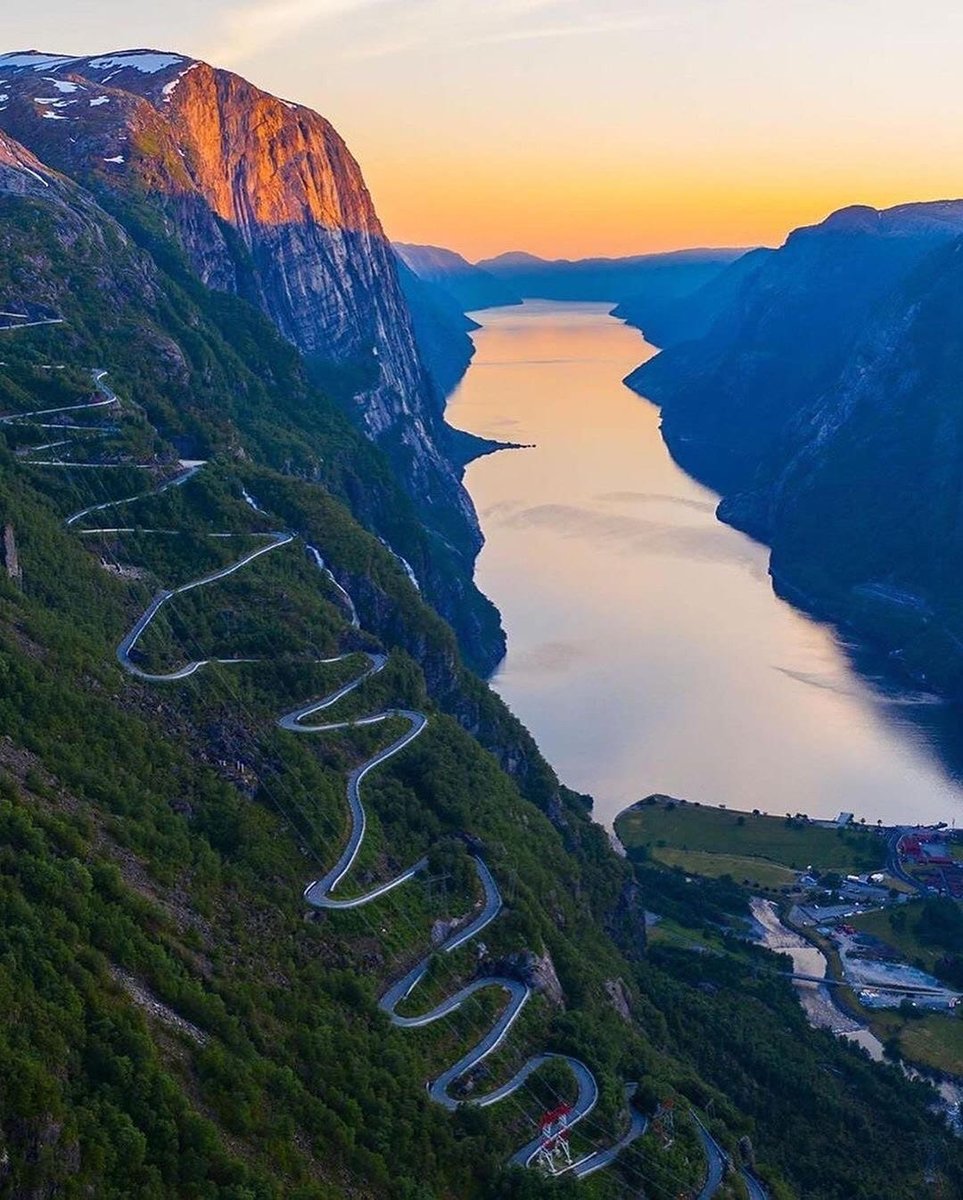 GoAdventure_com's tweet photo. a sight to behold 😍      @visitnorway https://t.co/iXxD3ENBEv