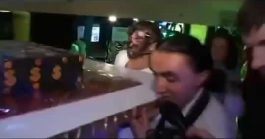 Торт несу. Торт несу. Я несу тортик. Тортик я несу тортик. Несу тортик.