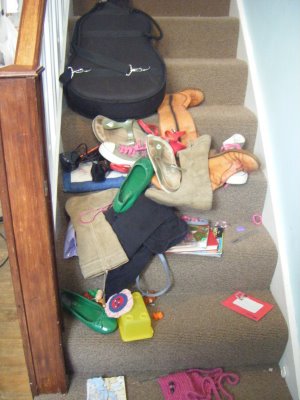 Is jouw vluchtweg vrij van obstakels? Laten we eerst kijken  wat obstakels nu eigenlijk zijn:
⚠️Het kastje in de gang
⚠️Schoenen op de trap
⚠️Geen sleutel in de buurt van de deur
⚠️Verschillende obstakels bij het vluchtraam
⚠️Overige obstakels die over het hoofd worden gezien