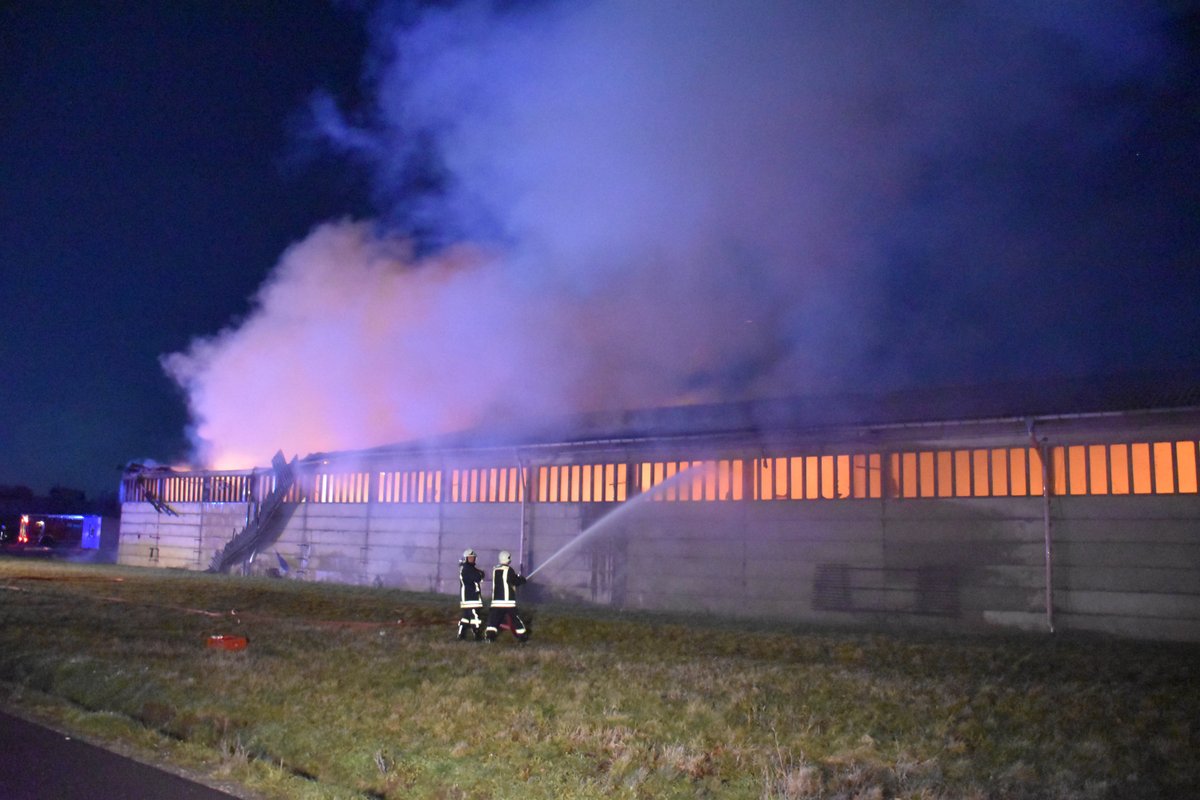 Nordkurier's tweet photo. Großeinsatz der Feuerwehren in #Krien: Eine Scheune brannte in der Nacht zum #Sonntag in voller Ausdehnung. Die #Kriminalpolizei ermittelt zur Brandursache.
https://t.co/HiiY2inqCM
#Vorpommern #MV https://t.co/JiWGdKTKO9