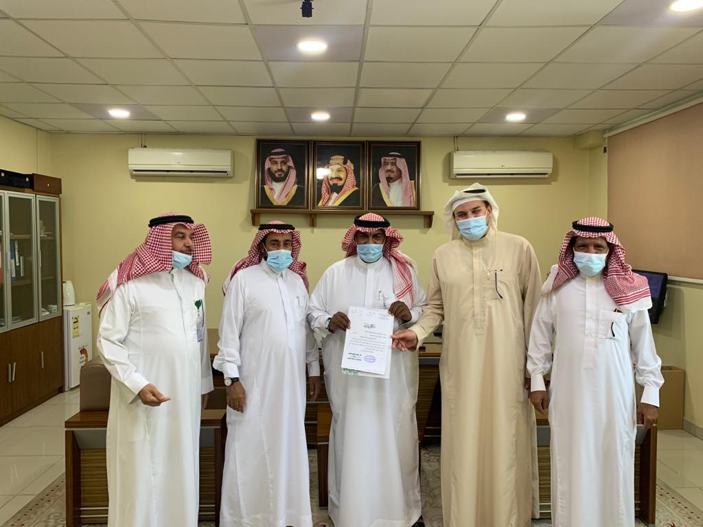 MOE_MDI_04_1015's tweet photo. كرم صباح اليوم الأحد ١٥ / ٨ /١٤٤٢ مشرف التعليم الأهلي سعادة الدكتور عبدالله العباسي قائد المرحلة الثانوية ا. يوسف البحاري على جهودهم وتفانيهم للرفع من مستوى وأداء الطلاب  في الاختبارات الوطنية . https://t.co/198busV5tc