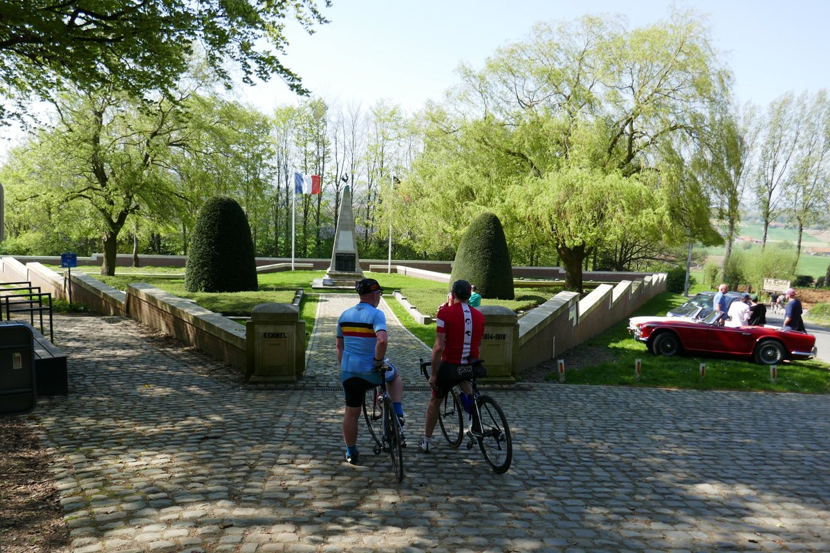 De_Dwarslat's tweet photo. Kemmelberg, Franse begraafplaats #WW1.
#gentwevelgem #flandersfields #plugstreets #hetiskoers https://t.co/lBalNgpnsA