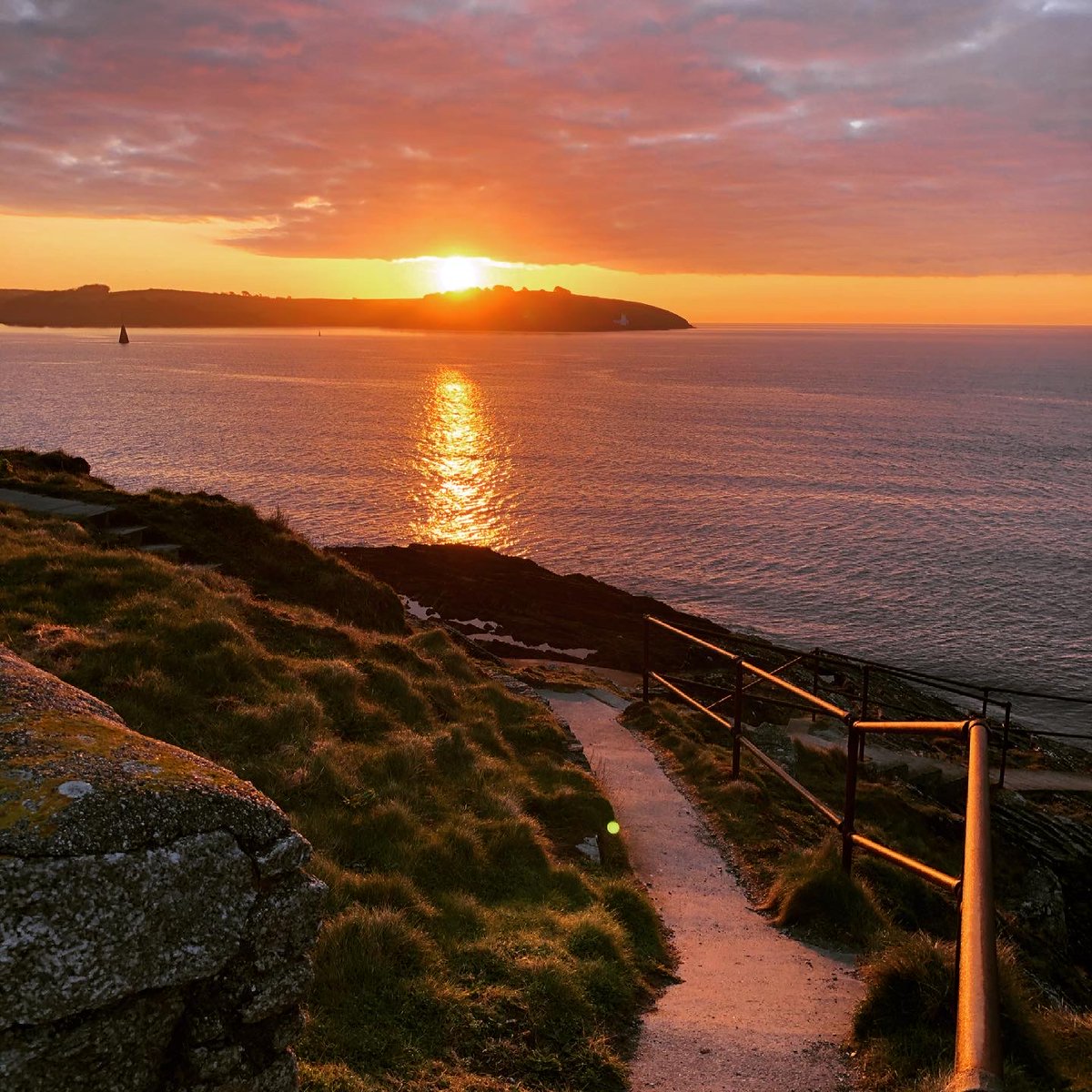 FalmouthTownUK's tweet photo. It's worth getting out of bed early here in #Falmouth for morning views like this...

#LoveFalmouth #LoveCornwall #Cornwall 

Credit/cornwalldaysout, captured earlier this week. https://t.co/DkzpylIu6I