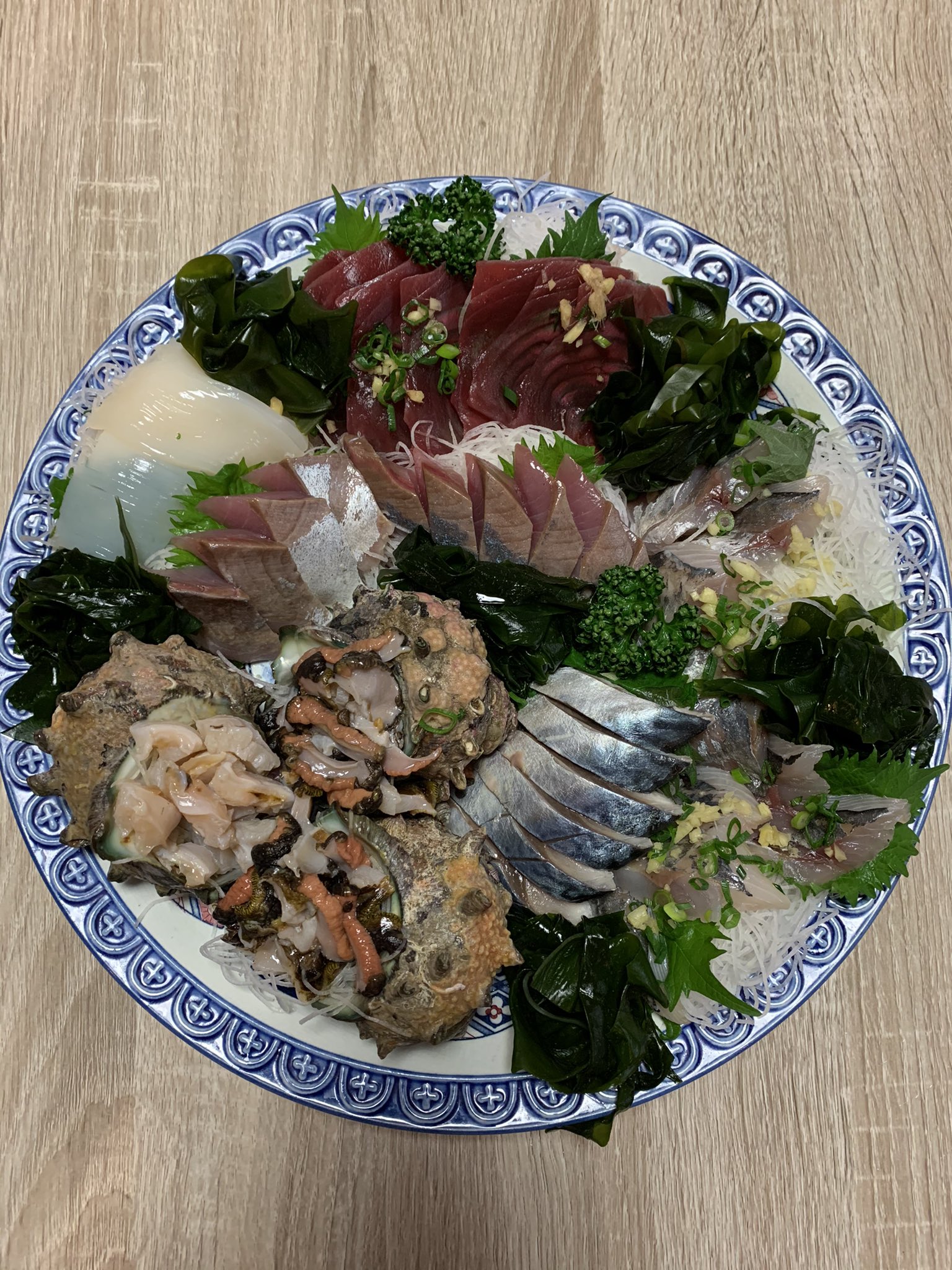 Yujiendo 今日の晩御飯 刺盛り 魚屋で良いモノ発見したので今日は刺身パーティーにしてみました 子供達もガツガツ食べてくれるし酒のつまみにもなるし これさえあればですね サザエさんの肝も旨し ほかに言う事ありません 以上 呑みます 刺盛り 刺身