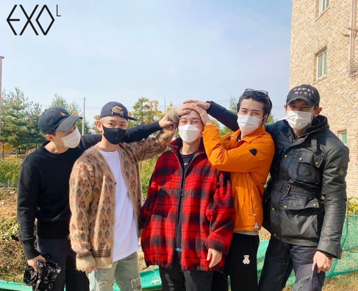 CUTEYLOEY's tweet photo. I just realized that the ones who are most likely going to send all their EXO members off are Suho and Sehun. Suho since he's a public service worker, and Sehun since he'll probably the last one to enlist. https://t.co/khCPGuDtQD