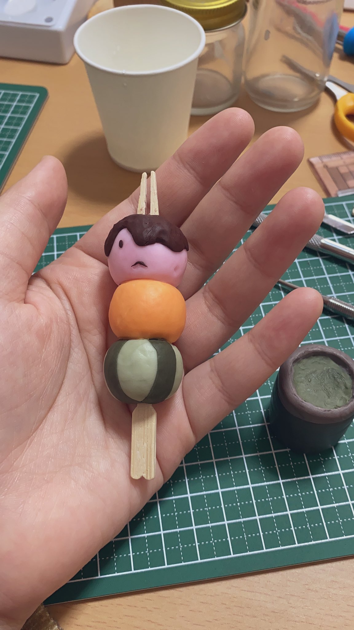 樹なこ 余っている樹脂粘土を使って試しにカムラのうさ団子作ってみました お茶は適当にしすぎてガタガタ この団子の組み合わせが綺麗とか映えるとかありましたらリプいただけると嬉しいです٩ W و
