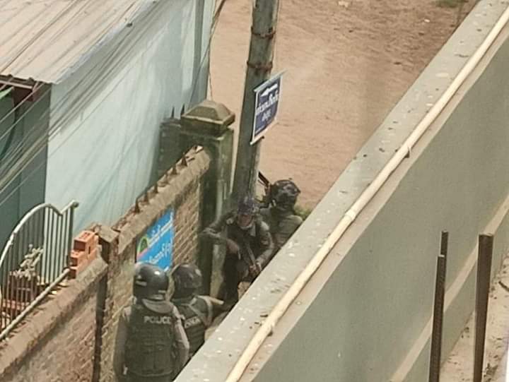 ChitSuW99880832's tweet photo. #Mar28Coup

#house are no longer safe🙂
#world is just watching?🙂

#WhatsHappeninglnMyanmar
#Mar28Coup https://t.co/Xndr8ZUzzd