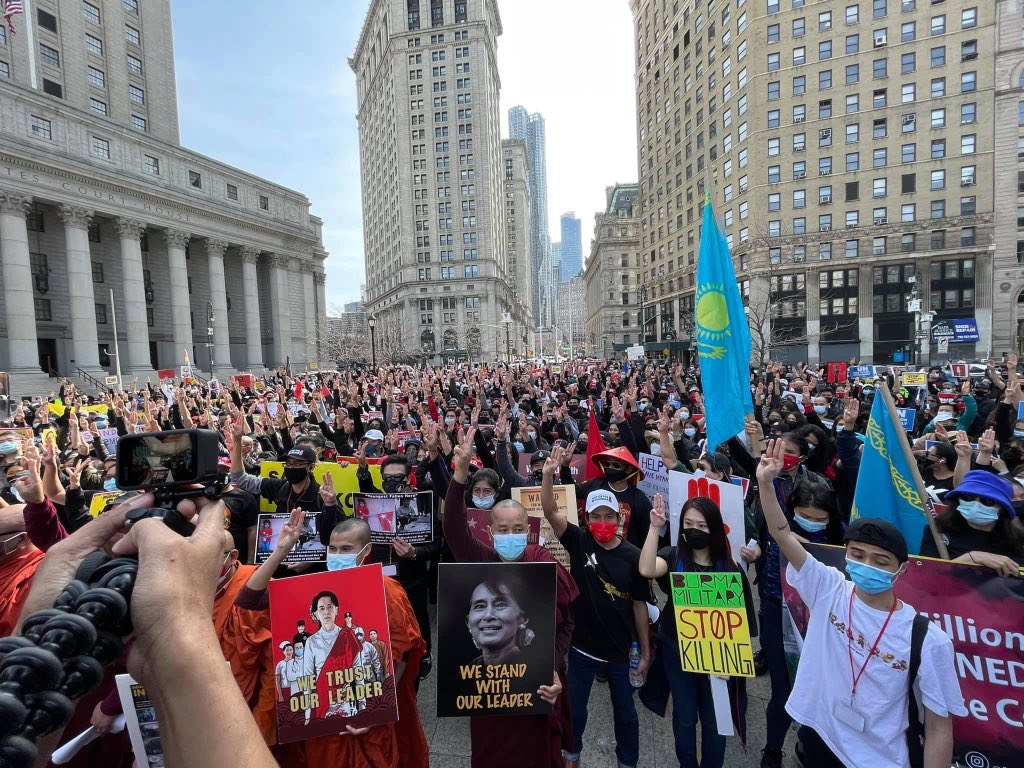 📍 NYC
We’re overwhelmed by seeing a crowd opposing dictatorship holding hands across #MilkTeaAlliance when we are only killed upon trying to show strength with a crowd like that. 
JUNTA MASSACRE 
#WhatsHappeningInMyanmar #Mar28Coup