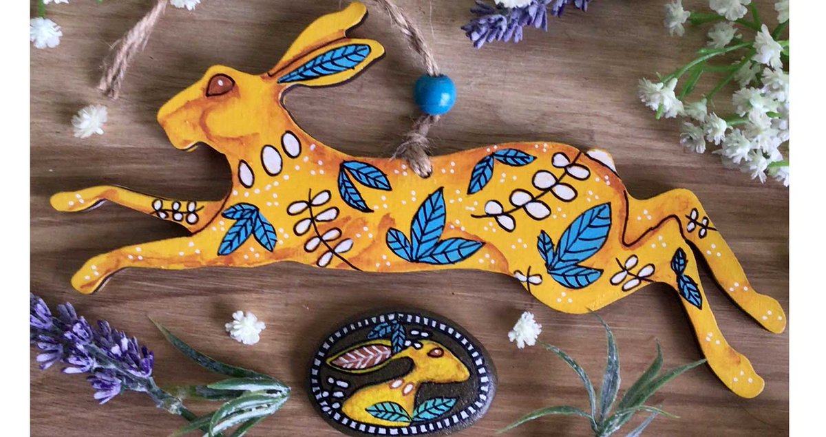 Morning #ukgiftam #ukgifthour This large hand painted wooden hare decoration includes a lovely painted pebble and comes gift boxed. Perfect #giftideas and #homedecor for Spring etsy.com/uk/listing/953…