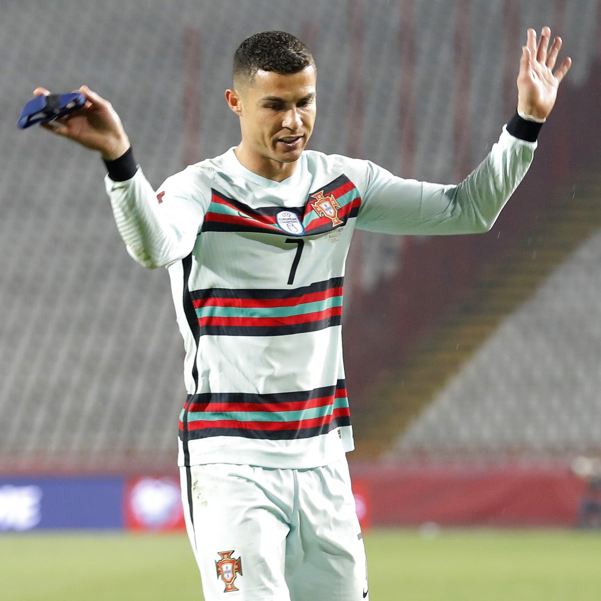 GOAL_ID's tweet photo. Momen ketika Cristiano Ronaldo melampiaskan kekesalannya dengan cara melempar ban kaptennya ke tanah 😬 https://t.co/RQUPbq1yYt