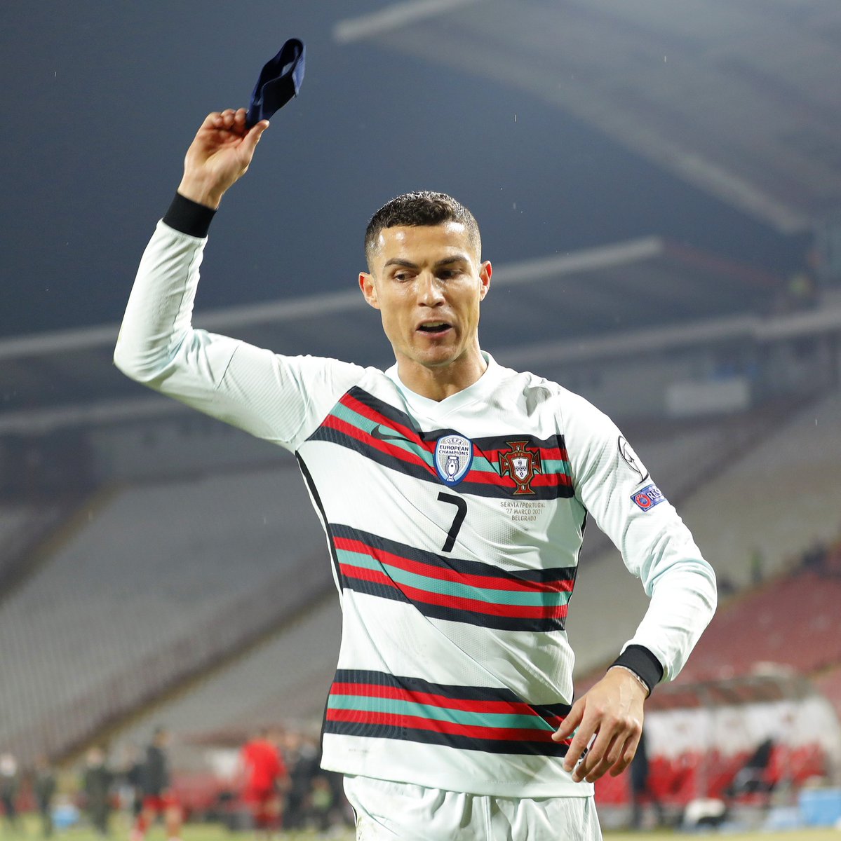 GOAL_ID's tweet photo. Momen ketika Cristiano Ronaldo melampiaskan kekesalannya dengan cara melempar ban kaptennya ke tanah 😬 https://t.co/RQUPbq1yYt