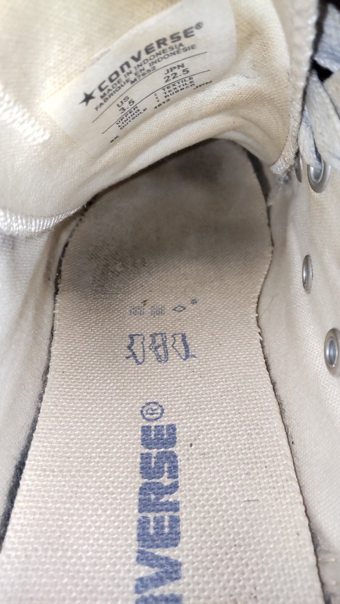 Egyptian_type's tweet photo. 今、仲良くしている人妻のコンバースです。
おそらく、22.5cm。
#靴フェチ　#中敷フェチ　#指跡　#usedconverse https://t.co/VgO2KPG1NC