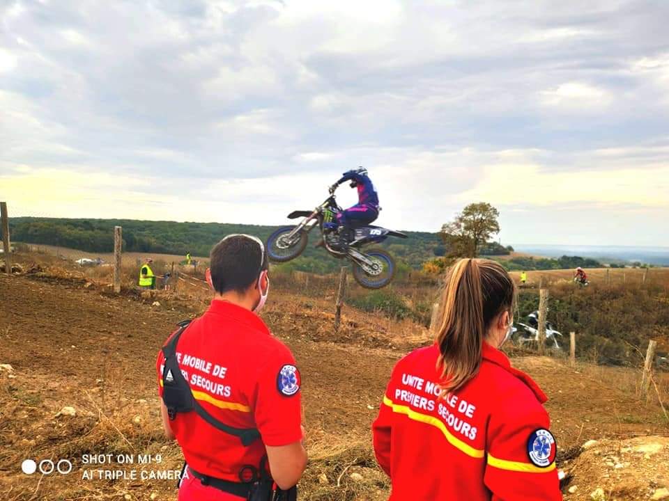 umps77's tweet photo. Lors d'1 #motocross🏍, le spectacle offert par les motards provoque l'acclamation des spectateurs, l'adrénaline grimpe au rythme des tours/minute.
En cas d'accident, nos #bénévoles #secouristes sont prêts à intervenir et à prendre en charge avec professionnalisme les #victimes.🚑 https://t.co/leT5FtmL1z