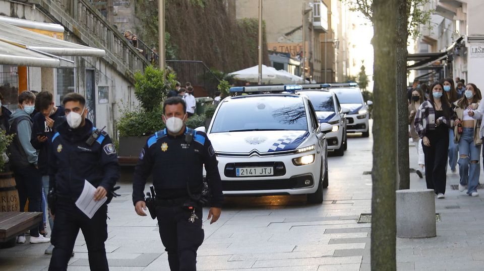 Patrullas policiales «desbordadas» por el lleno en el Casco Vello lavoz.gal/ih_9d2