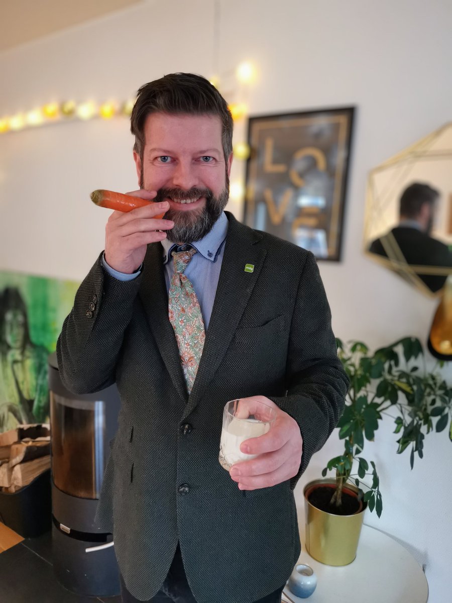 RuneAskeland's tweet photo. Gjennomslag for at MDG ikke skal forby kjøttreklame 👍  Viktig med samarbeid med landbruket for å redusere klimautslipp og gjerne mange gode gulrøtter på veien 🥕 🥕 #mdglm https://t.co/O8a5r6g5J2