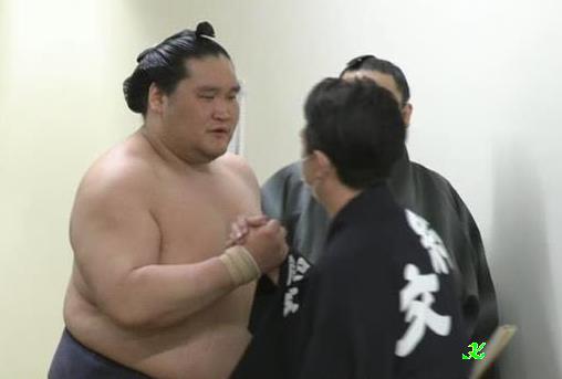 kuru2obake's tweet photo. 関脇 照ノ富士。３回目の優勝を決め、場所後の大関再昇進も確実に。
花道奥で、同部屋の呼出し 照矢と手を握り合い、抱擁。

〔春場所千秋楽〕　#sumo https://t.co/Z74os0qc6m