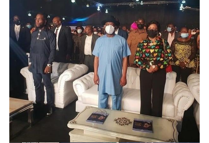 MobilePunch's tweet photo. Photostory: Governor Wike Gifts Artistes At Burna Boy's Homecoming Party N10m Each https://t.co/zExPpKGj6A