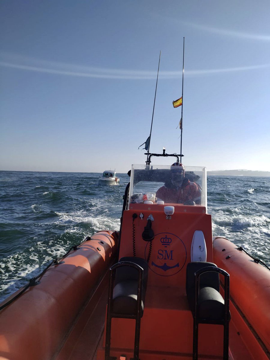 CRECantabria's tweet photo. Activa @salvamentogob a #LSSantander para dar remolque a embarcación a la deriva por avería mecánica entre #IsladeMouro y #Somo 2trip a bordo. Están siendo remolcados a #PuertodeRaos #SeguridadNáutica #EstamosEnLaMarPorTí https://t.co/QieKzFoY01